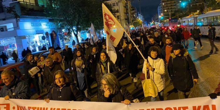 Θεσσαλονίκη: Πορεία υγειονομικών κατά της “διάλυσης του ΕΣΥ” (φωτο, video)