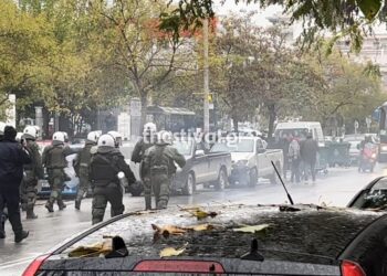 Alldaynews.gr Θεσσαλονίκη: Εκτεταμένα επεισόδια έξω από το Ιπποκράτειο μεταξύ Ρομά και ΜΑΤ για τον 16χρονο (video)