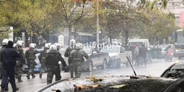 Θεσσαλονίκη: Εκτεταμένα επεισόδια έξω από το Ιπποκράτειο μεταξύ Ρομά και ΜΑΤ για τον 16χρονο (video)