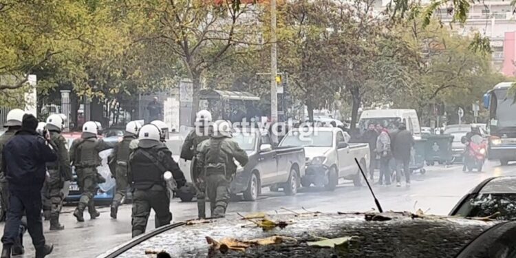 Θεσσαλονίκη: Εκτεταμένα επεισόδια έξω από το Ιπποκράτειο μεταξύ Ρομά και ΜΑΤ για τον 16χρονο (video)