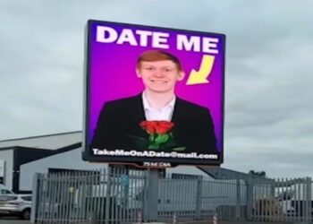 Απελπισμένος 23χρονος κάνει τα πάντα για να βγει στο πρώτο του ραντεβού: Τοποθέτησε διαφημιστική πινακίδα (video)