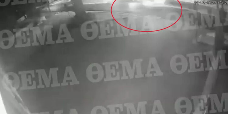 Alldaynews.gr Τροχαίο στη λεωφόρο Σουνίου: Σοκαριστικό βίντεο από την στιγμή που το αυτοκίνητο παρασύρει δημοτικό υπάλληλο – Δίνει μάχη για τη ζωή του