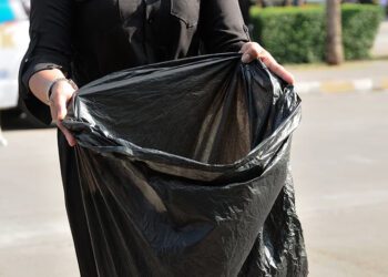 Μυστήριος θάνατος 34χρονου: Η γυναίκα του τον βρήκε νεκρό με μια μαύρη σακούλα στο κεφάλι – Είπε ψέματα στην αστυνομία;