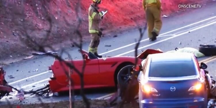 Alldaynews.gr Πλάνα που κόβουν την ανάσα: Ferrari κόπηκε στην μέση, νεκρός ο οδηγός (φωτο, video)