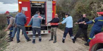 Τραγωδία με δύο νεκρούς: Φορτηγό έπεσε σε γκρεμό (φωτο)