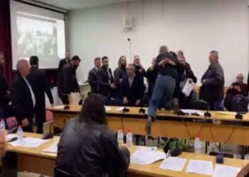 Κρήτη: Ροντέο το Δημοτικό Συμβούλιο – Πιάστηκαν στα χέρια (video)