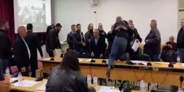 Alldaynews.gr Κρήτη: Ροντέο το Δημοτικό Συμβούλιο – Πιάστηκαν στα χέρια (video)