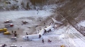 Το θαύμα πριν την Πρωτοχρονιά: Πτώση αεροπλάνου και οι 129 επιβαίνοντες βγαίνουν ζωντανοί