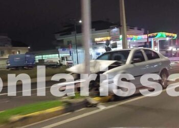 Λάρισα: Αυτοκίνητο “καρφώθηκε” σε κολόνα στην οδό Βόλου! (φωτο)