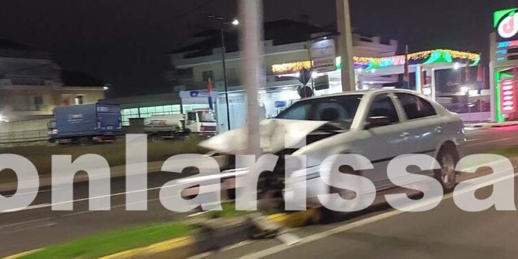 Alldaynews.gr Λάρισα: Αυτοκίνητο “καρφώθηκε” σε κολόνα στην οδό Βόλου! (φωτο)