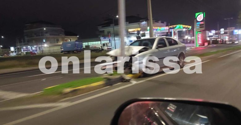 Λάρισα: Αυτοκίνητο “καρφώθηκε” σε κολόνα στην οδό Βόλου! (φωτο)