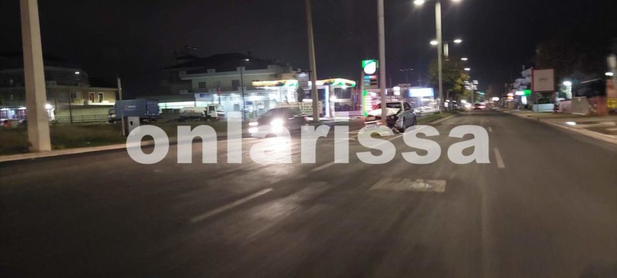 Λάρισα: Αυτοκίνητο “καρφώθηκε” σε κολόνα στην οδό Βόλου! (φωτο)