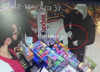Θεσσαλονίκη: Καρέ-καρέ η ένοπλη ληστεία σε μίνι μάρκετ (video)