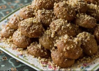 Πασίγνωστη Ελληνίδα τραγουδίστρια βάζει στα μελομακάρονα, ντομάτα και κρεμμύδι![video]