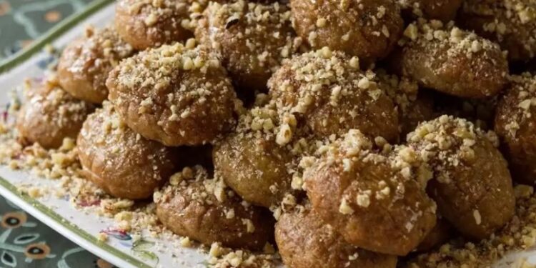 Πασίγνωστη Ελληνίδα τραγουδίστρια βάζει στα μελομακάρονα, ντομάτα και κρεμμύδι![video]