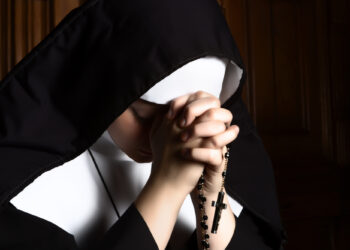 Νέα Φρίκη-Μοναχή καταγγέλλει όργια: ”Iερέας με εξανάγκαζε σε τρίο”