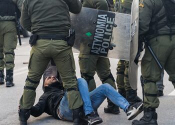 Alldaynews.gr Επεισόδια στα δικαστήρια με τον πατέρα του 16χρονου στο έδαφος και από πάνω τα ΜΑΤ: «Τον γιο μου σκοτώσανε» (video)