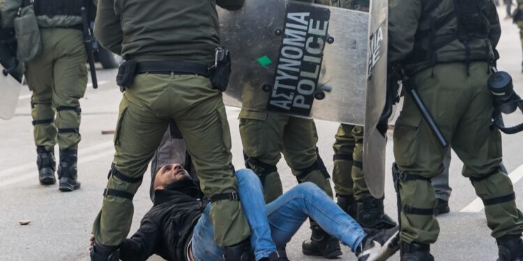 Alldaynews.gr Επεισόδια στα δικαστήρια με τον πατέρα του 16χρονου στο έδαφος και από πάνω τα ΜΑΤ: «Τον γιο μου σκοτώσανε» (video)