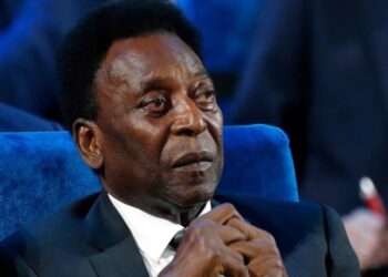 Σοκ με τον Πελέ: Τοποθετήθηκε χρυσό φέρετρο στο γήπεδο της Σάντος[photo]