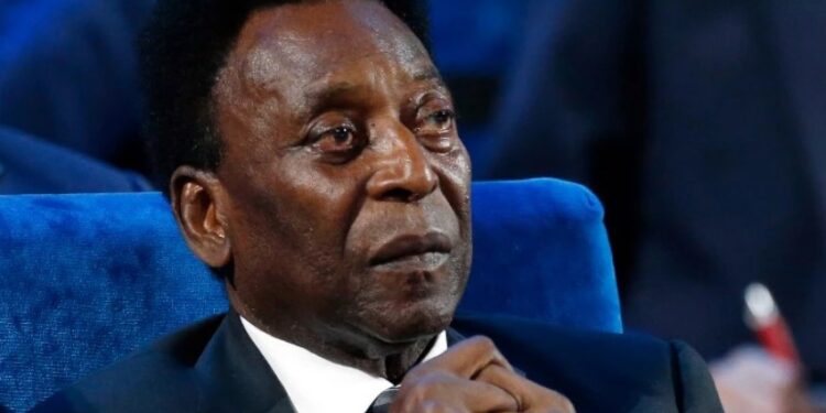 Σοκ με τον Πελέ: Τοποθετήθηκε χρυσό φέρετρο στο γήπεδο της Σάντος[photo]