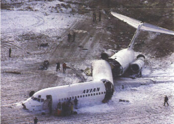 Το θαύμα πριν την Πρωτοχρονιά: Πτώση αεροπλάνου και οι 129 επιβαίνοντες βγαίνουν ζωντανοί