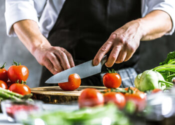 Πασίγνωστος Σεφ, έπαιξε Ξύλο μέσα σε μπαρ[video]