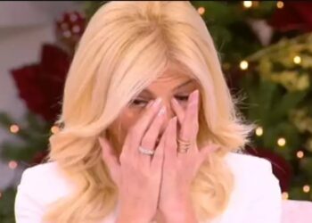 Έπαθε ΣΟΚ: Λύγισε η Φαίη Σκορδά στον αέρα του ΣΚΑΙ[video]