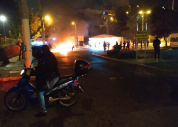 Ρομά έστησαν ενέδρα και εγκλώβισαν Αστυνομικούς – Τους πυροβολούσαν επί 3 ώρες: Τους έσωσαν ελικόπτερο και ΕΚΑΜ (video)