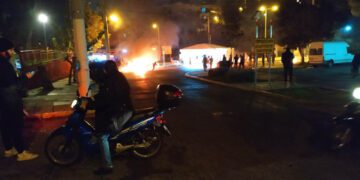 Alldaynews.gr Ρομά έστησαν ενέδρα και εγκλώβισαν Αστυνομικούς – Τους πυροβολούσαν επί 3 ώρες: Τους έσωσαν ελικόπτερο και ΕΚΑΜ (video)