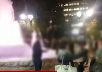 Alldaynews.gr Χαμός στο Σύνταγμα: Πιτσιρικάδες έριξαν σαπούνι στο σιντριβάνι και γέμισε αφρούς (video)