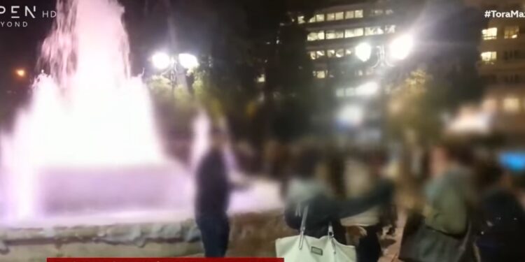 Alldaynews.gr Χαμός στο Σύνταγμα: Πιτσιρικάδες έριξαν σαπούνι στο σιντριβάνι και γέμισε αφρούς (video)