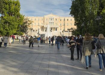 Alldaynews.gr Άγρια συμπλοκή ανήλικων κοριτσιών στο Σύνταγμα: 16χρονη τραυματίστηκε από μαχαίρι – Κάλεσε μόνη της την αστυνομία