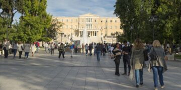 Alldaynews.gr Άγρια συμπλοκή ανήλικων κοριτσιών στο Σύνταγμα: 16χρονη τραυματίστηκε από μαχαίρι – Κάλεσε μόνη της την αστυνομία