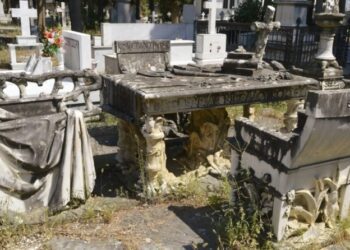 Ο πιο περίεργος τάφος βρίσκεται στον Βόλο: Η συγκλονιστική ιστορία με τις καρέκλες που έχουν τα ονόματα παιδιών