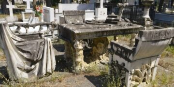 Ο πιο περίεργος τάφος βρίσκεται στον Βόλο: Η συγκλονιστική ιστορία με τις καρέκλες που έχουν τα ονόματα παιδιών