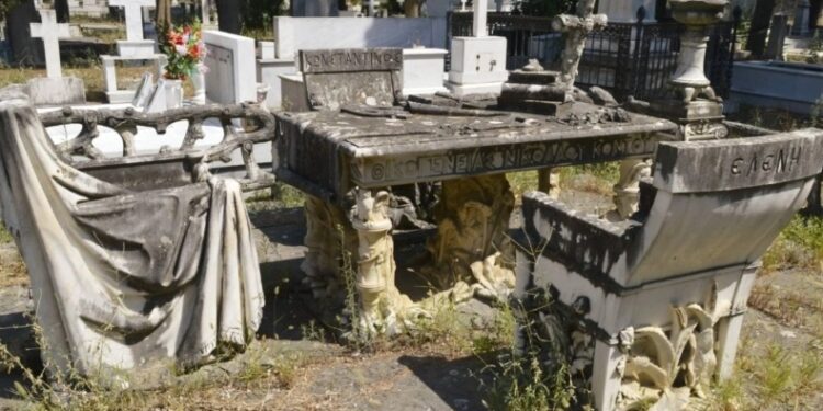 Ο πιο περίεργος τάφος βρίσκεται στον Βόλο: Η συγκλονιστική ιστορία με τις καρέκλες που έχουν τα ονόματα παιδιών