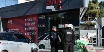 Γλυκά Νερά: Παραδόθηκαν δύο άτομα για τους πυροβολισμούς σε βενζινάδικο