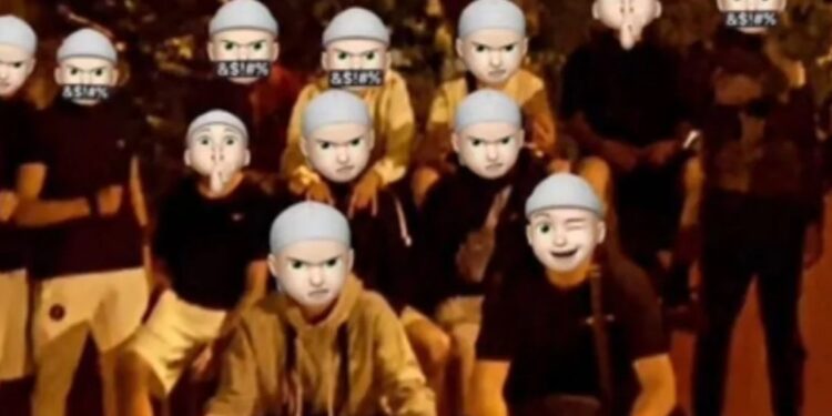 Alldaynews.gr Ίλιον: Μέλη «σκληρής» συμμορίας ανηλίκων οι βιαστές του 15χρονου – Ποζάρουν με στιλέτα, full face και πολλά λεφτά