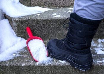 Μητέρα στέλνει την έφηβη κόρη της να κοιμηθεί σε σκηνή στην αυλή, λόγω έλλειψης χώρου στο πατρικό τα Χριστούγεννα