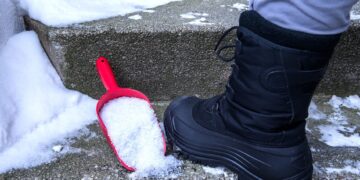 Alldaynews.gr Μητέρα στέλνει την έφηβη κόρη της να κοιμηθεί σε σκηνή στην αυλή, λόγω έλλειψης χώρου στο πατρικό τα Χριστούγεννα