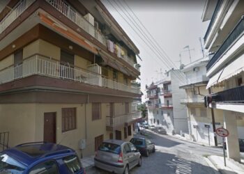 ΠΡΙΝ ΛΙΓΟ – Θεσσαλονίκη: Νεκρός άνδρας που έπεσε από τρίτο όροφο πολυκατοικίας