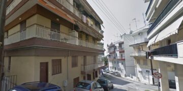 Alldaynews.gr ΠΡΙΝ ΛΙΓΟ – Θεσσαλονίκη: Νεκρός άνδρας που έπεσε από τρίτο όροφο πολυκατοικίας