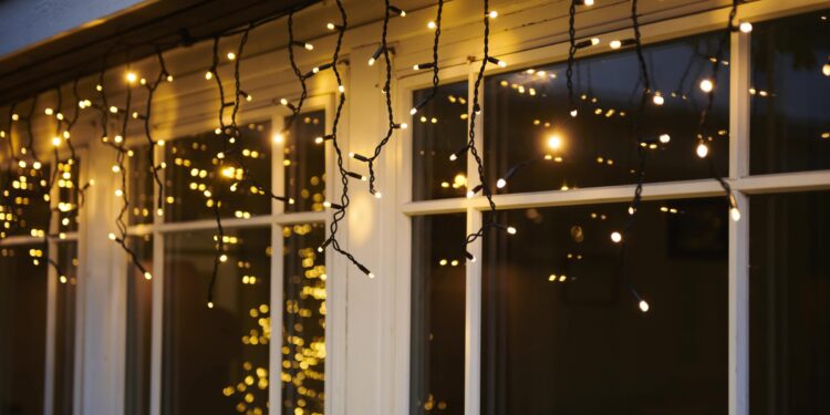 Alldaynews.gr Απίστευτη τραγωδία στην Εύβοια: Έπεσε από την ταράτσα και έχασε τη ζωή του ενώ έβαζε τα χριστουγεννιάτικα φωτάκια