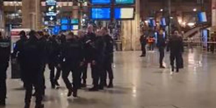 Alldaynews.gr Παρίσι: Μαχαίρωσε επιβάτες του τρένου που πήγαιναν το πρωί στη δουλειά τους (φωτο, video)