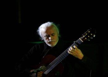 Alldaynews.gr Σκοτώθηκε ο συνθέτης Νότης Μαυρουδής στην αυλή του σπιτιού του (φωτο, video)