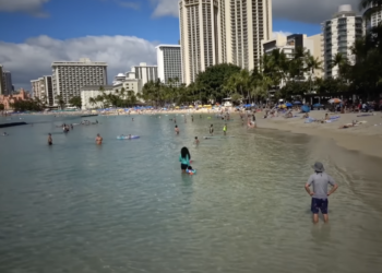 Λαρισαίος πήγε για γιορτές σε Λος Άντζελες και Χαβάη και σκόρπισε ατελείωτο γέλιο: «Ρε τς χαζοί ρε…» (video)