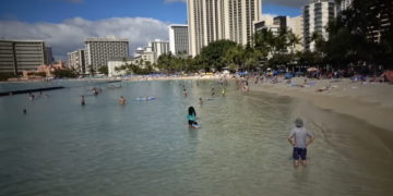 Alldaynews.gr Λαρισαίος πήγε για γιορτές σε Λος Άντζελες και Χαβάη και σκόρπισε ατελείωτο γέλιο: «Ρε τς χαζοί ρε…» (video)