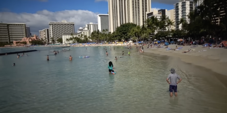 Alldaynews.gr Λαρισαίος πήγε για γιορτές σε Λος Άντζελες και Χαβάη και σκόρπισε ατελείωτο γέλιο: «Ρε τς χαζοί ρε…» (video)