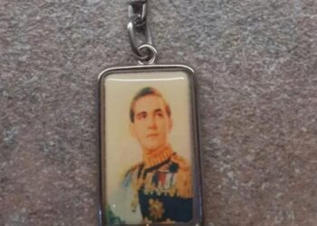 Τέως βασιλιάς Κωνσταντίνος: Γέμισε το ίντερνετ με σουβενίρ, φλιτζάνια και ποτήρια με τη βασιλική οικογένεια