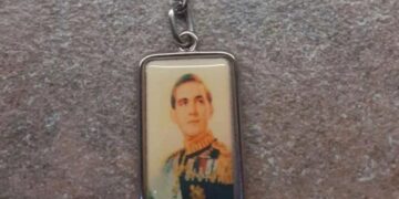 Alldaynews.gr Τέως βασιλιάς Κωνσταντίνος: Γέμισε το ίντερνετ με σουβενίρ, φλιτζάνια και ποτήρια με τη βασιλική οικογένεια